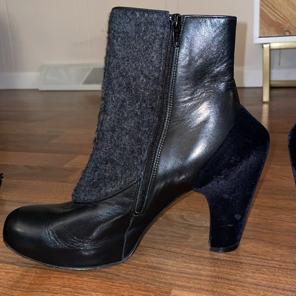 John Fluevog ankle boots. Size 9. Black leather, suede and texture. - Picture 6 of 11